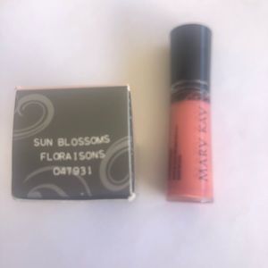 New Mary Kay Nourishine Plus Lip Gloss Sun blossoms.